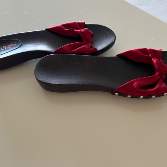 DONALD PLINER RUBY RED SATIN DARK WOOD SLIP-ONS....BRAND NEW/11M - Picture 3 of 9